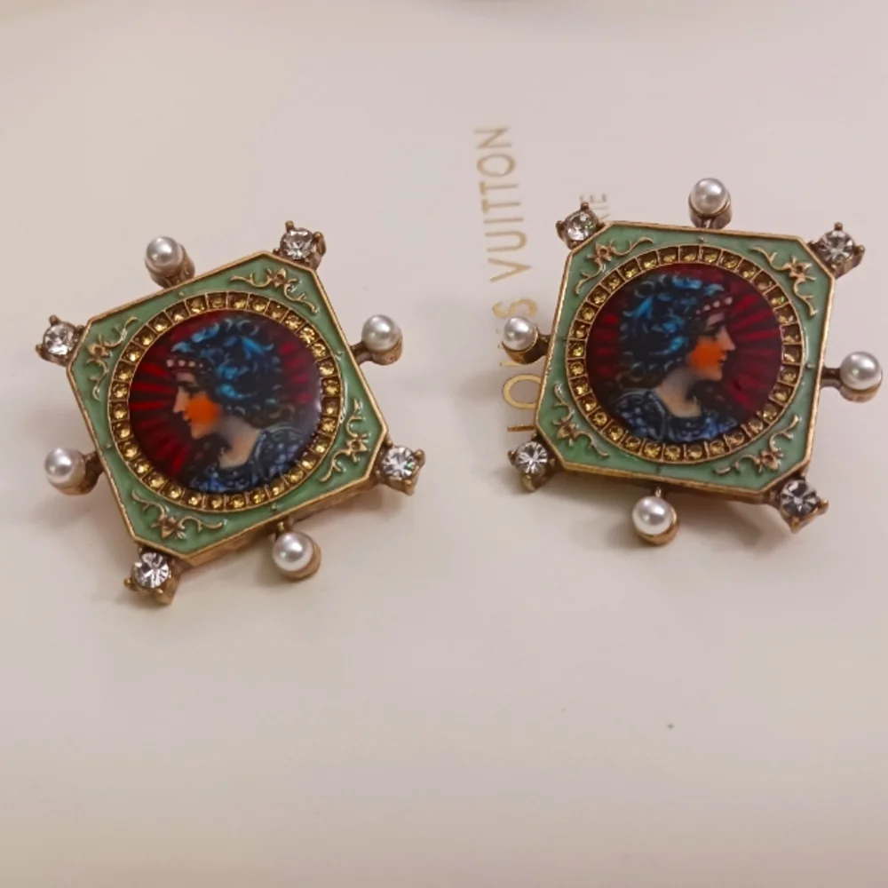 Kenneth JAY LANE Vintage-Inspired Gold and Green Earrings - Picture 1 of 9